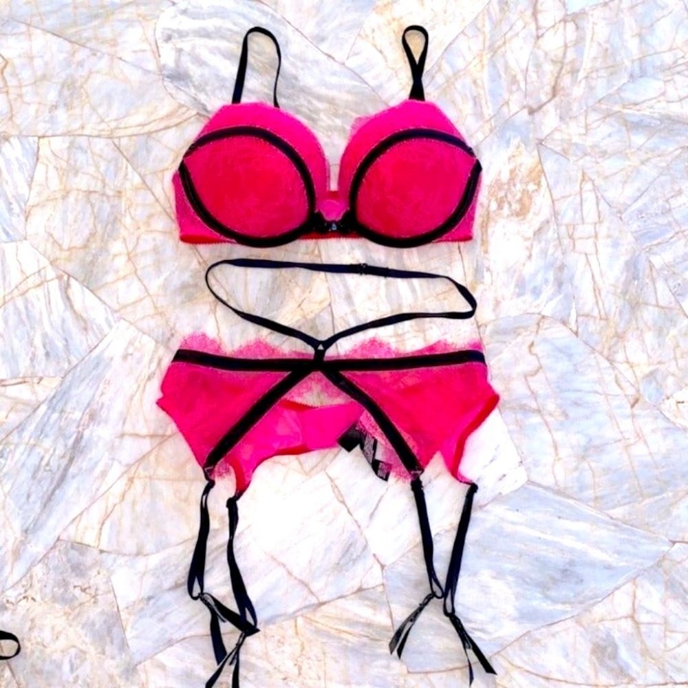 3 piece set VS Bombshell Front-Close 34A & Cut Out Back Panty S & Garter XS/S - Picture 2 of 12